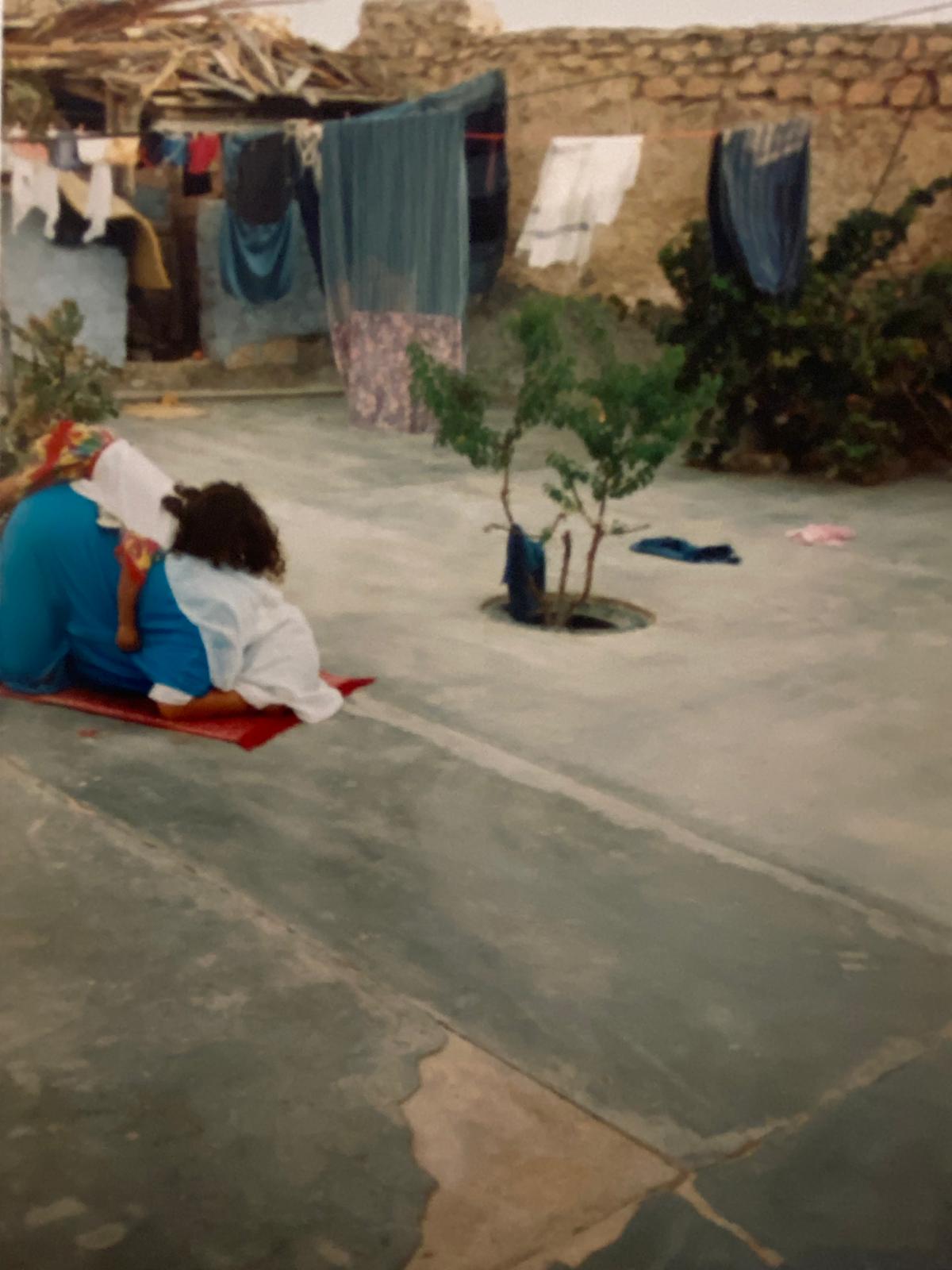 Hawa enfant dans la maison familiale